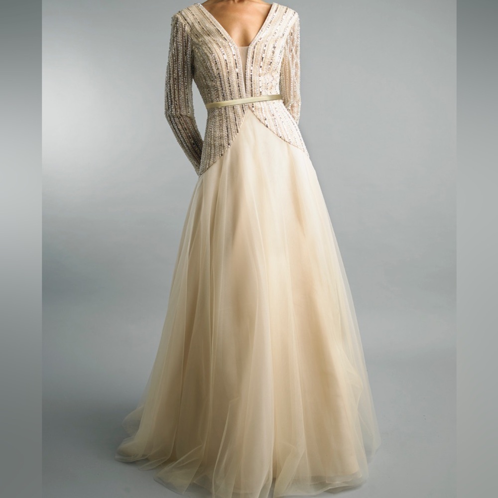 BASIX BLACK LABEL LONG SLEEVE SEQUINED GOWN IN CHAMPAGNE SIZE 6